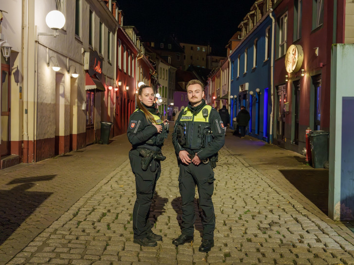 Michelle Mau (31) und Kenneth Luft (31) von der Polizei Braunschweig in der Bruchstraße.
