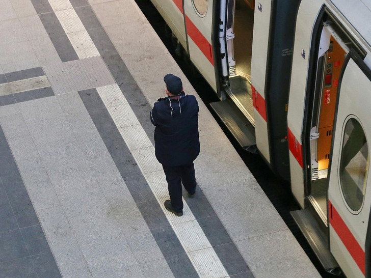 Schaffner bei der Deutschen Bahn (Archiv)