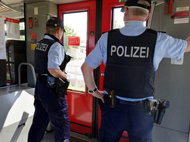 Zwei Polizisten im Zug (Archiv)