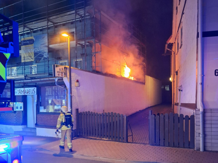 In der Herzog-Julius-Straße ist ein Gebäude in Brand geraten.