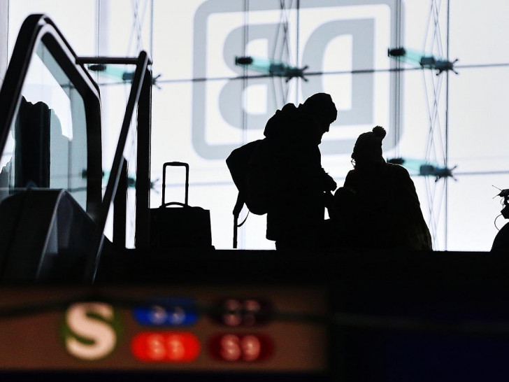 Reisende im Bahnhof (Archiv)