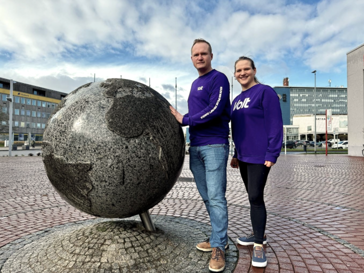 Julia Nehring und Sebastian Timm vor der Weltkugel am Rathaus Salzgitter Lebenstedt. Symbol für paritätische Politik, Pragmatismus und europäische Vernetzung.