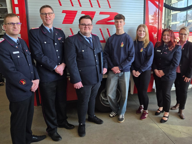 Bürgermeisterin Karin Single (rechts) mit Samtgemeindejugendfeuerwehrwart Stefan Böttger, stellvertretender Samtgemeindebrandmeister Niko von Köckritz, stellvertrtender Samtgemeindejugendfeuwart Fabian Weidmann, den Jugendsprechern Malte Niebuhr und Thessa-Mia Schewe sowie der stellvertretenden Samtgemeindejugendfeuerwehrwartin Elena Klann (v.l.).