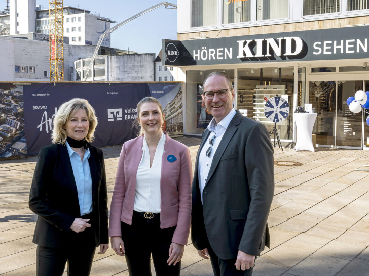 Claudia Kayser (Volksbank BRAWO, links), Kerstin Lüdecke und René Wolfert (beide KIND GmbH & Co. KG) freuen sich, dass das Fachgeschäft KIND künftig ein Teil der BRAWO Arkaden wird.