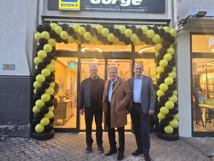 v.l. Objektverwalter Jörg-Uve Hübscher und die Geschäftsführenden Gesellschafter Otto Görge und Matthias Görge freuen sich über die Wiedereröffnung in der Kastanienallee.