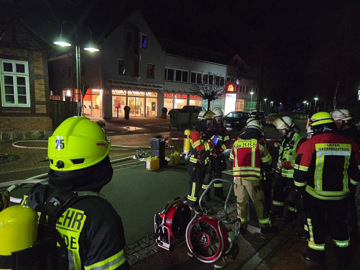 Feuerwehrkräfte vor der radiologischen Praxis (Archiv)