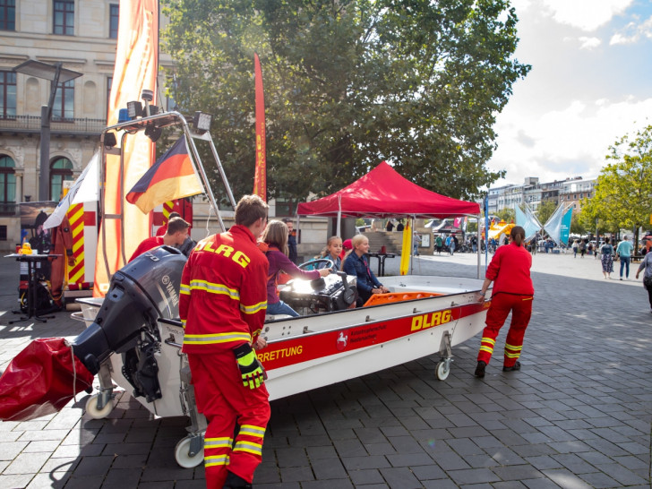 Beim Tag der Niedersachsen vom 12. bis zum 14. Juni bieten Ausstellerinnen und Aussteller auf der Landesmeile, Blaulicht- und Technikmeile sowie der NDR-Erlebniswelt ein vielfältiges Programm für Groß und Klein. 