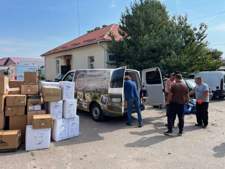 Übergabe eines Teils der Hilfsgüter am Krankenhaus Solotschiw.