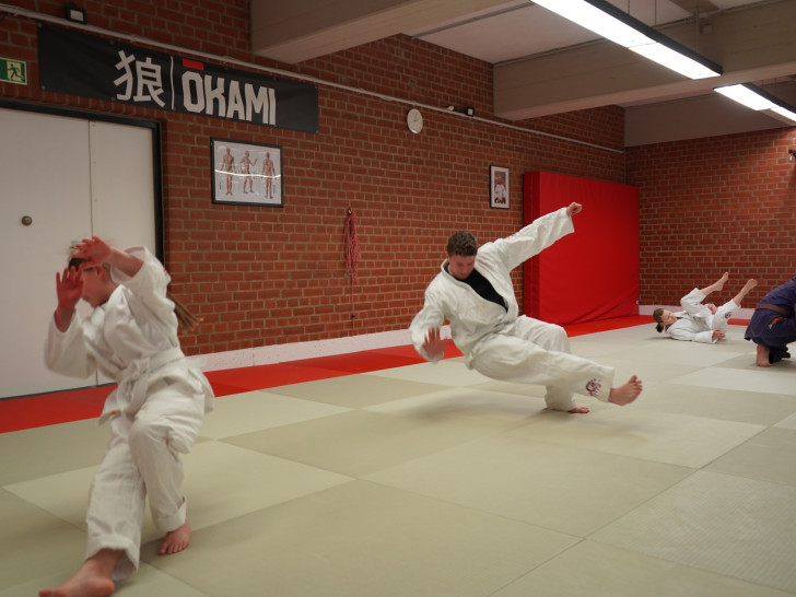 Einmal in der Woche trainieren die Schülerinnen und Schüler der Schule am Harly in der Ju Jutsu-AG das vielseitige und flexible Selbstverteidigungssystem.