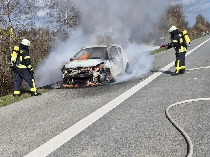 Die Feuerwehr bei den Löscharbeiten (Archiv)
