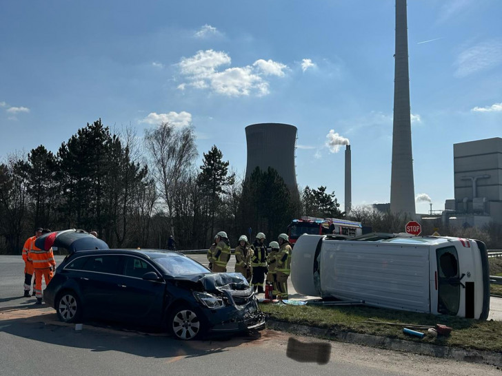 Bei einem der beiden Unfälle auf der B244 bei Buschhaus waren zwei Fahrzeuge kollidiert.