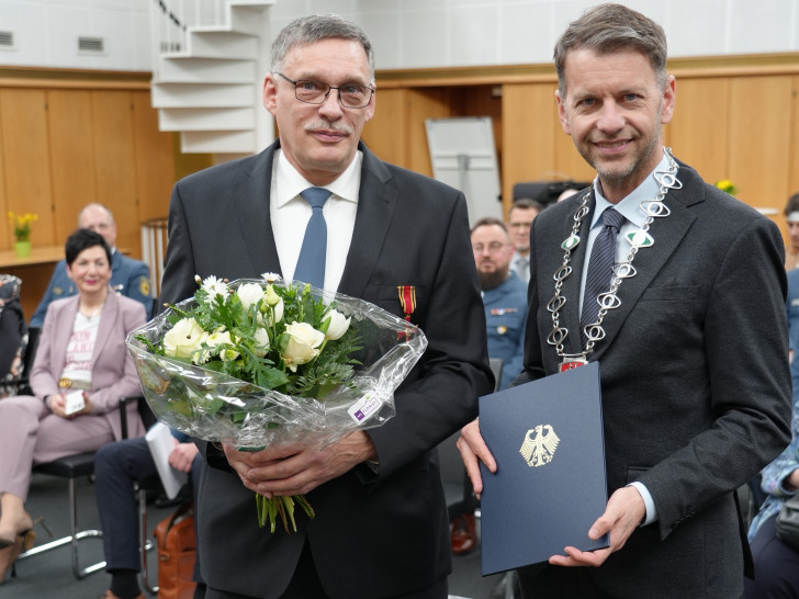Oberbürgermeister Dennis Weilmann übergab die Urkunde an Mike Kelpin.