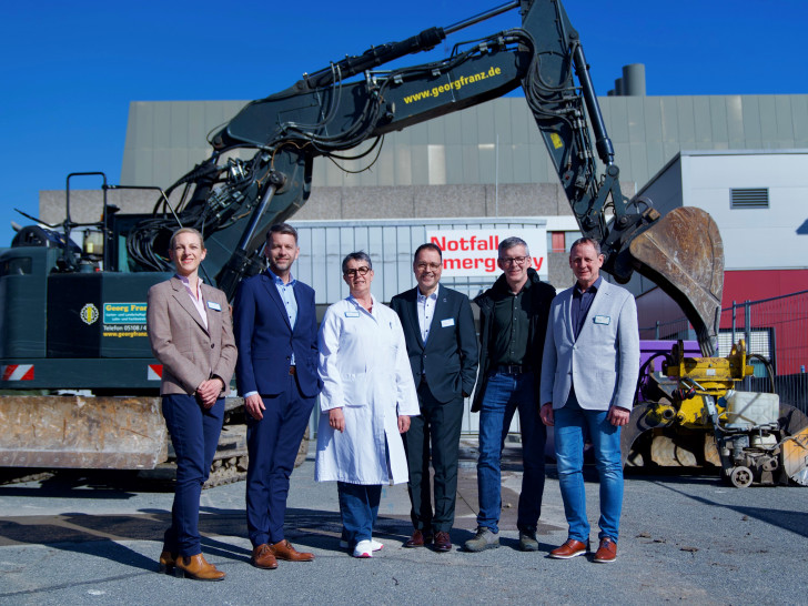 Stippvisite zum Baustart an der Zentralen Notfallaufnahme (v. li. n. re.): Charlotte Bettina Boettcher, Direktorin ambulante Versorgung & Geschäftsführerin der MVZ WOB gGmbH, Oberbürgermeister Dennis Weilmann, Dr. Bernadett Erdmann, Chefärztin der Zentralen Notfallaufnahme, Jörg Reinhardt, Stellvertretender Klinikumsdirektor, Dr. Christian Bekermann, Kreisstellenvorsitzender der KVN in Wolfsburg, Michael Braune, Leiter der Technischen Abteilung