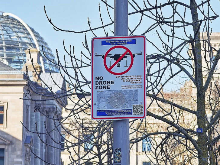 Drohnen-Verbots-Schild am Bundestag