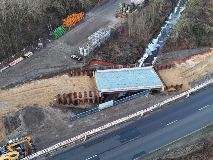 Die Arbeiten zur Behelfsumfahrung über die Abzucht im Januar 2026. Inzwischen ist die Brücke fertig.