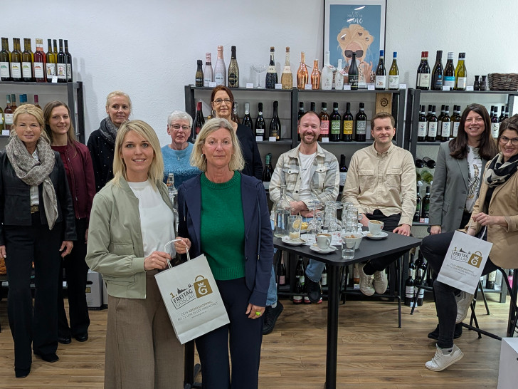 Die Eventreihe wird fortgesetzt. Darüber freuen sich neben Oberbürgermeisterin Urte Schwerdtner (hinten, li.), Anna-Sophie Busse-Pietrzynski, Innenstadtmanagerin der Stadt Goslar, und Marina Vetter (hinten, 2. v. li.), Geschäftsführerin der GMG, die beiden Initiatoren der Aktion Dorothee Pfannenschmidt (vorne von li.) von der Parfümerie & Kosmetik Bellissima Goslar sowie Sabine Fembacher von Belvino Weine & Feinkost Goslar, zusammen mit den anwesenden Gewerbetreibenden.