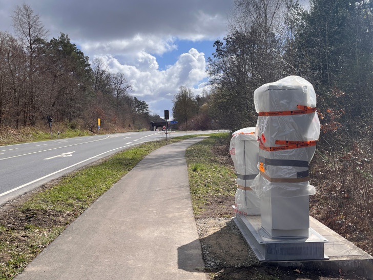 Der Blitzer an der B244 geht bald in Betrieb.