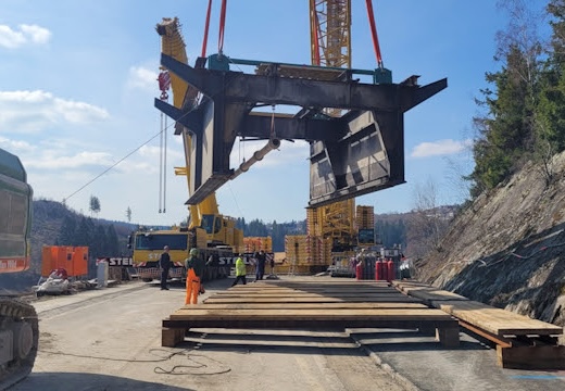 Der 140 Meter hohe Kran hat das erste Stück der Bramkebrücke ausgehoben (Foto vom 23. März).