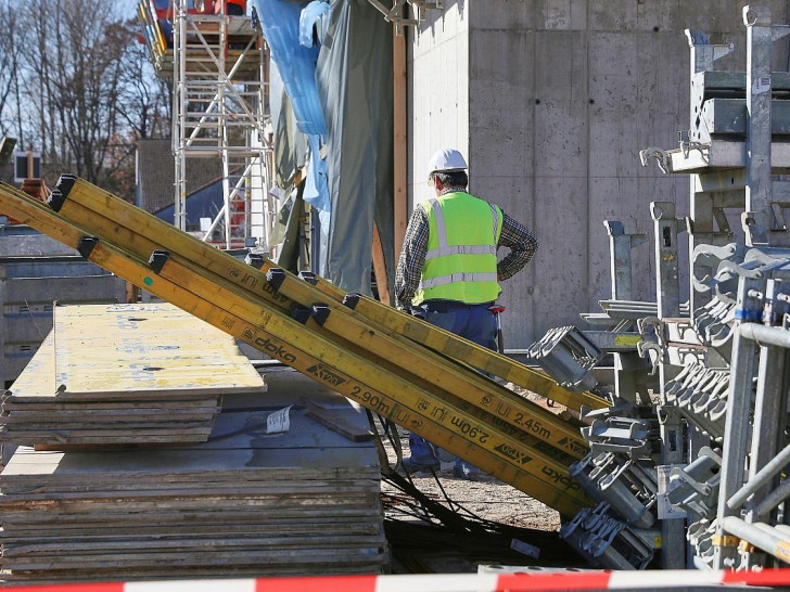 Bauarbeiter auf Baustelle (Archiv)