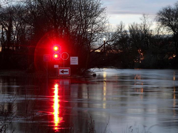 Durchfahrtsverbot an einem Fluss (Archiv)