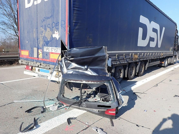 Abgerissene Fahrzeugteile des E-Klasse T Modell (Archiv)