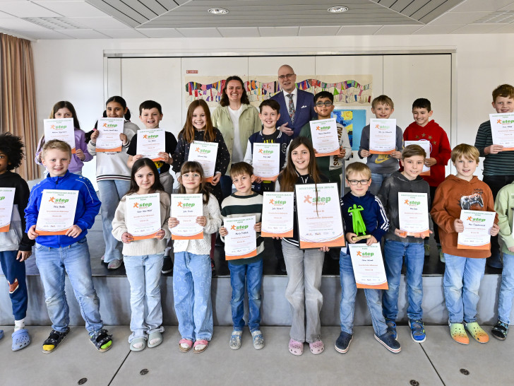 Die Siegerklasse 3b der Grundschule Abbensen nahm ihren Pokal von Stefan Honrath (hinten Mitte), Leiter der BRAWO-Direktion Peine, entgegen. 