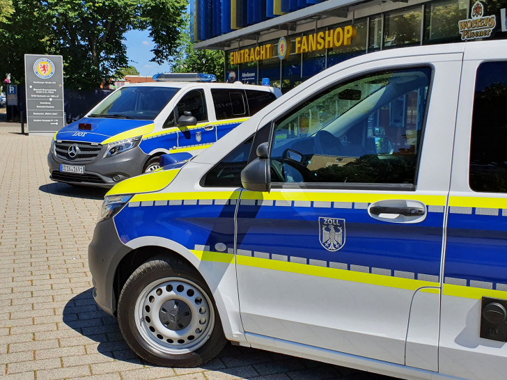 Der Zoll kontrollierte Mitarbeiter des Sicherheitspersonals am Stadion.