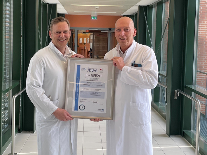 Daniel Kümpfel, Oberarzt und Sektionsleiter Wirbelsäulenorthopädie am HEH und Prof. Dr. med. Karl-Dieter Heller, Ärztlicher Direktor und Chefarzt der Orthopädischen Klinik