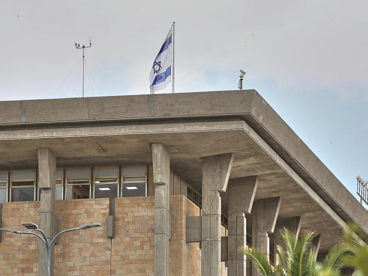 Israelische Fahne an der Knesset (Archiv)