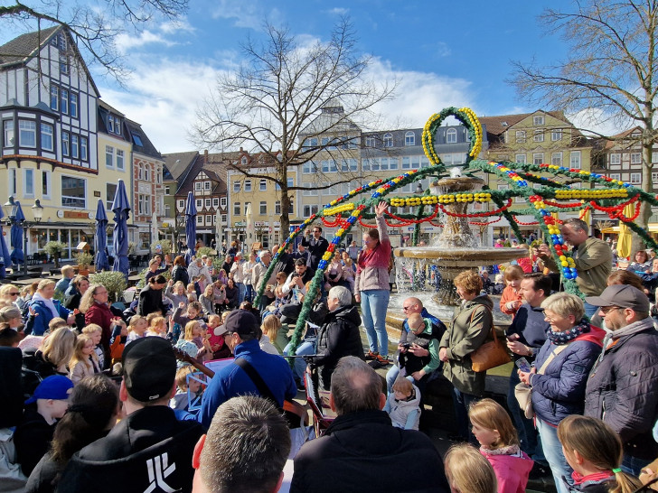 Das Schmücken des Osterbrunnens führt Jahr für Jahr viele Familien zum Historischen Marktplatz in Peine. 