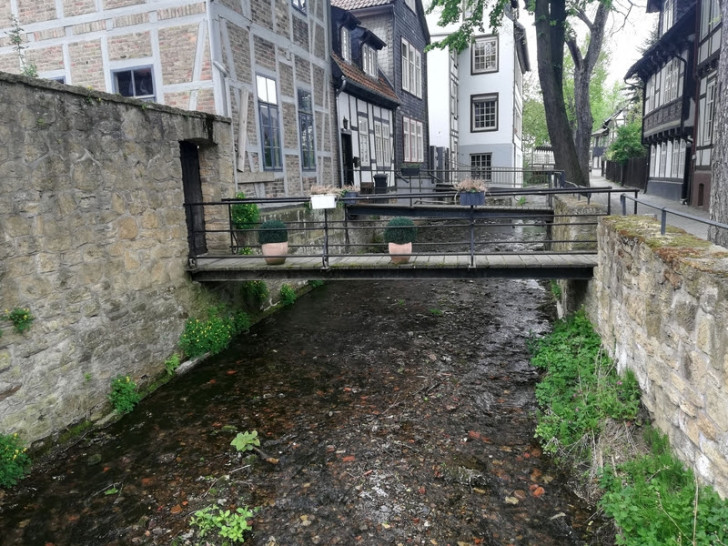Die Abzucht in Goslar am Pegel Oker – hier eher unscheinbar, bei einem Jahrhunderthochwasser aber eine Gefahr.