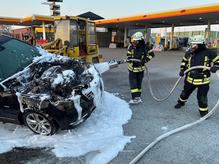 Feuerwehr bei den Löscharbeiten (Archiv)