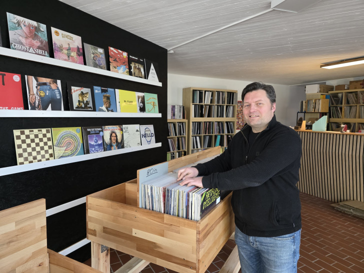 Ron Fiedler freut sich auf die Eröffnung seines Plattenladens in der Wolfenbütteler Innenstadt.