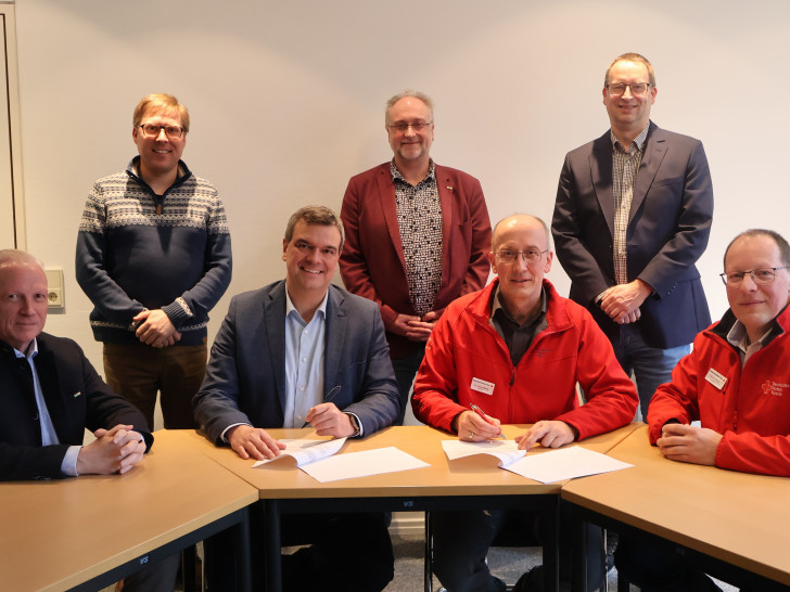 Mit der Kooperationsvereinbarung stellen die Verantwortlichen die Weichen für die Mitwirkung des DRK-Kreisverbandes im Katastrophenschutzstab sowie für die Kooperation im Bereich Rettungsdienst im Kreisgebiet (Im Bild von links): Frank-Michael Kruckow, Leiter des Fachbereichs Ordnung und Sicherheit, Alexander Waldorf, Leiter der Fachgruppe Katastrophen- und Zivilschutz, Landrat Dr. Alexander Saipa, Ulrich Bruns, Leiter des Fachdienstes Rettungswesen, Dr. Tobias Wittig, Präsident des DRK-Kreisverbandes Osterode-Goslar, Markus Finck, Leiter des Fachdienstes Bevölkerungsschutz und Randolf Hoffmann, Stellvertretender Präsident des DRK-Kreisverbandes.