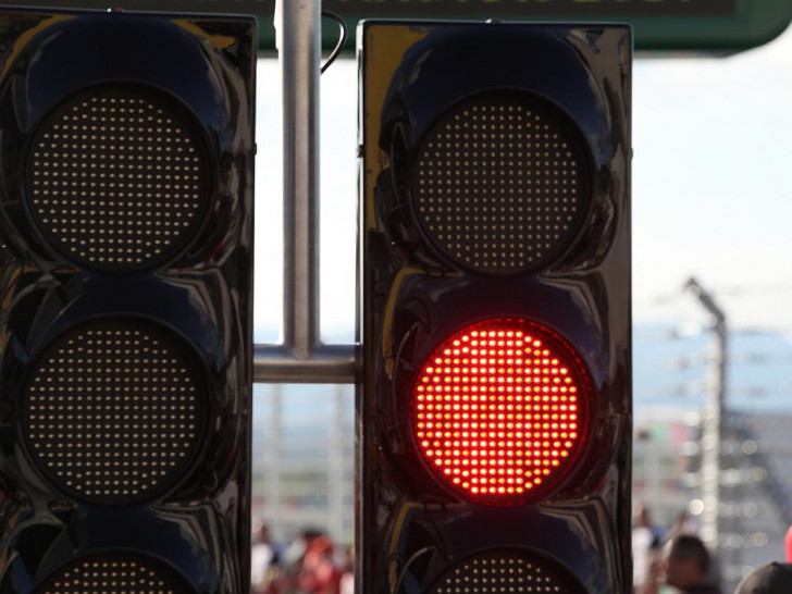 Ampel an einer Formel-1-Boxengasse (Archiv)