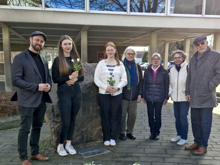 Bürgermeister Malte Schneider (li.) und der Arbeitskreis Stolpersteine und Gedenkarbeit begrüßen das Engagement der Auszubildenden und bedanken sich stellvertretend bei Svenja Gehlhar und Elisa Bauermeister. 