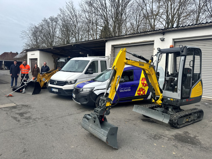 v.l.n.r.: Tobias Grünert (Bürgermeister), Daniel Rühmann (stellvertretender Leiter des Bauhofes), Britta Schwartz-Landeck (Erste Gemeinderätin) und Felix Scholz (Fachdienstleiter Liegenschaftsmanagement) mit den neuen Fahrzeugen auf dem Bauhof