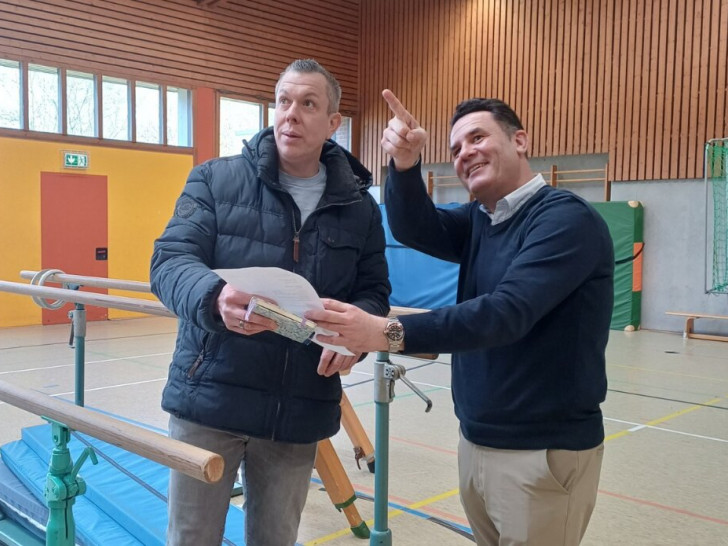 Links Maik Krüger von der Bauverwaltung und Bürgermeister Matthias Nerlich beim Begutachten der Halle.