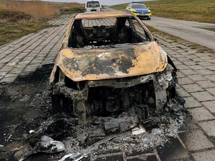 Ausgebranntes Wrack am Deich entdeckt (Archiv)