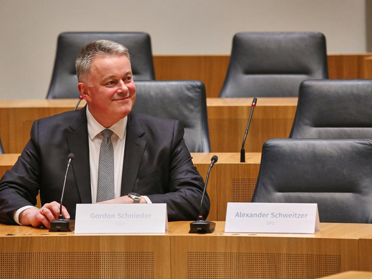 Gordon Schnieder sitzt neben dem leeren Stuhl von Alexander Schweitzer am 22.03.2026