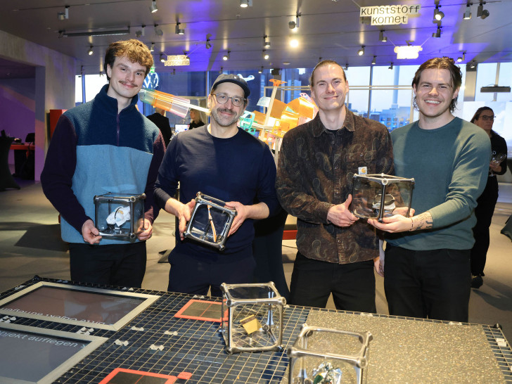 Prof. Klaus Neuburg: Alle Abgebildeten sind von der Ostfalia Hochschule. Am Tisch wird der Kunststoffscanner ausprobiert.