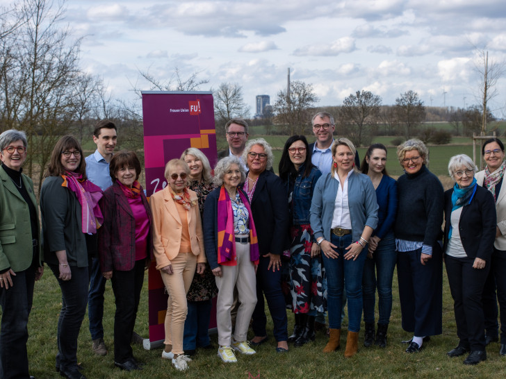 Foto des neuen Vorstands einschließlich der anwesenden Mandatsträger.