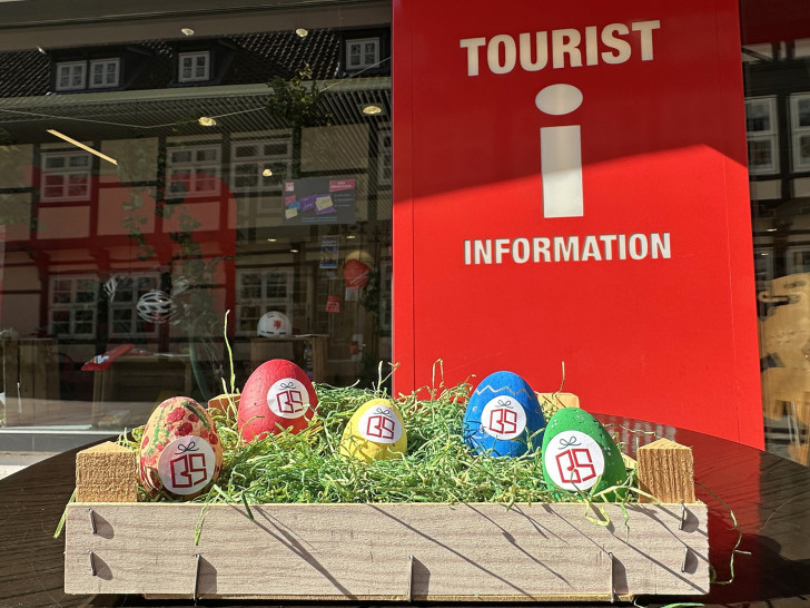 Ostereiersuche in der Touristinfo: Wer die Stadtgutschein-Eier im Schaufenster bis zum 4. April richtig zählt, kann einen von zehn Stadtgutscheinen gewinnen.
