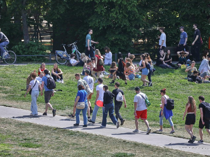 Junge Leute im Sommer (Archiv)