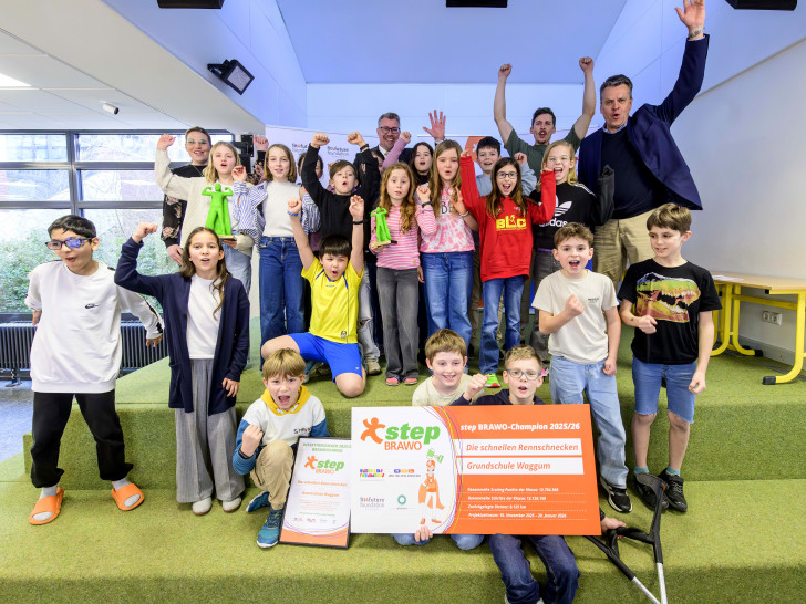 Die Siegerklasse 4c nahm jubelnd ihre Pokale von Michael Wittchow (hinten Mitte), Leiter der BRAWO-Direktion Braunschweig, und Malte Heinemann (hinten r.) Geschäftsführer der fit4future foundation, entgegen.