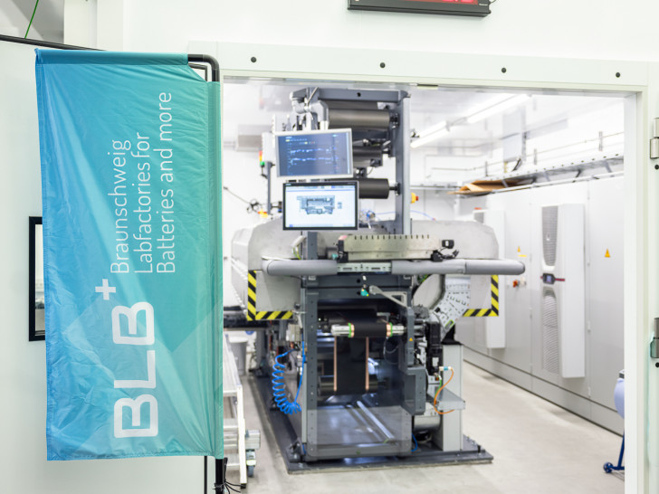 Die Pilotanlage zur Trockenbeschichtung inklusive Trockenraum und Laborinfrastruktur. 