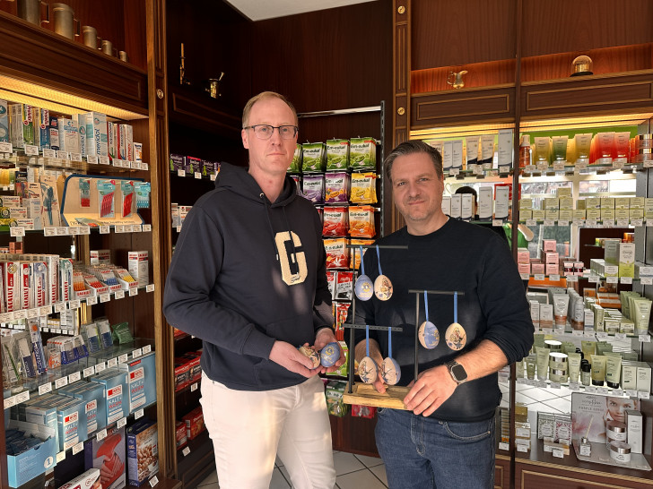 Die Lions-Präsidenten Torben Raeth (links) und Björn Nahler präsentieren in einer der Verkaufsstellen das Lions Osterei 2026