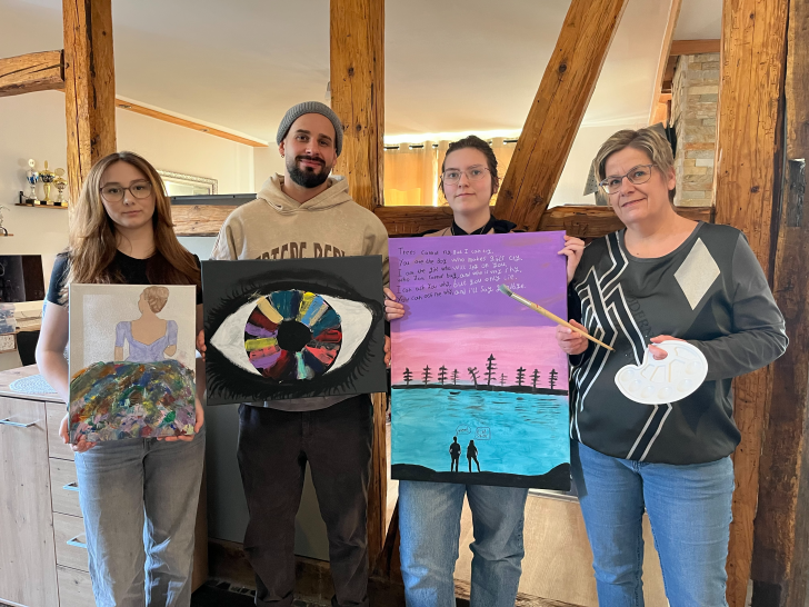 Mira (von links), Dustin Kutzner, Amanda sowie Sandra Laurien freuen sich auf die Ausstellungseröffnung.