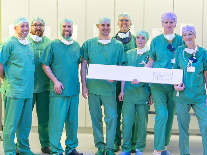 Chefarzt Prof. Dr. Tibor Kempf (3. v. l.) und Oberarzt Dr. Ingo Breitenbach (4. v. l.) mit dem OP-Team des Herzzentrums.