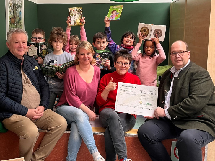 Freuen sich über die neu gestaltete Schulbücherei der Schule am Teichgarten: Schulleiterin Carmen Grüne, Lehrkraft Ronja Grabarse, Schülerinnen und Schüler sowie Dr. Thomas Böckmann und Heiner Kreße vom Rotary Club Salzgitter-Wolfenbüttel.